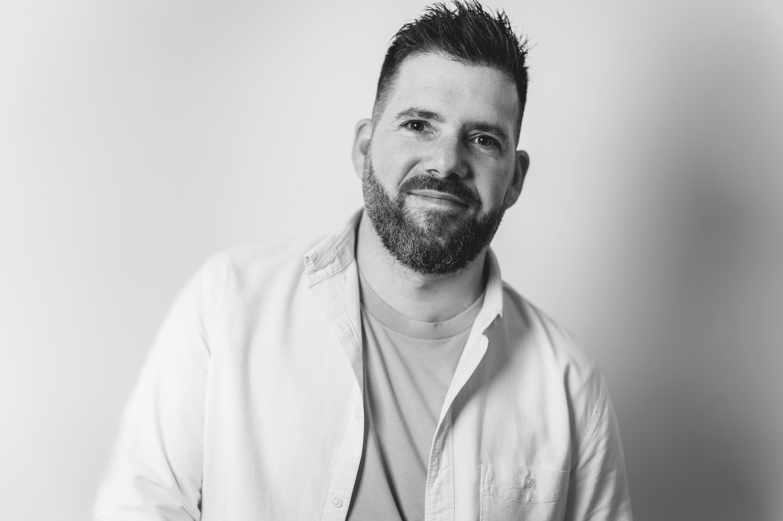 Portrait noir et blanc souriant de Cyril Steau, photographe à Paris