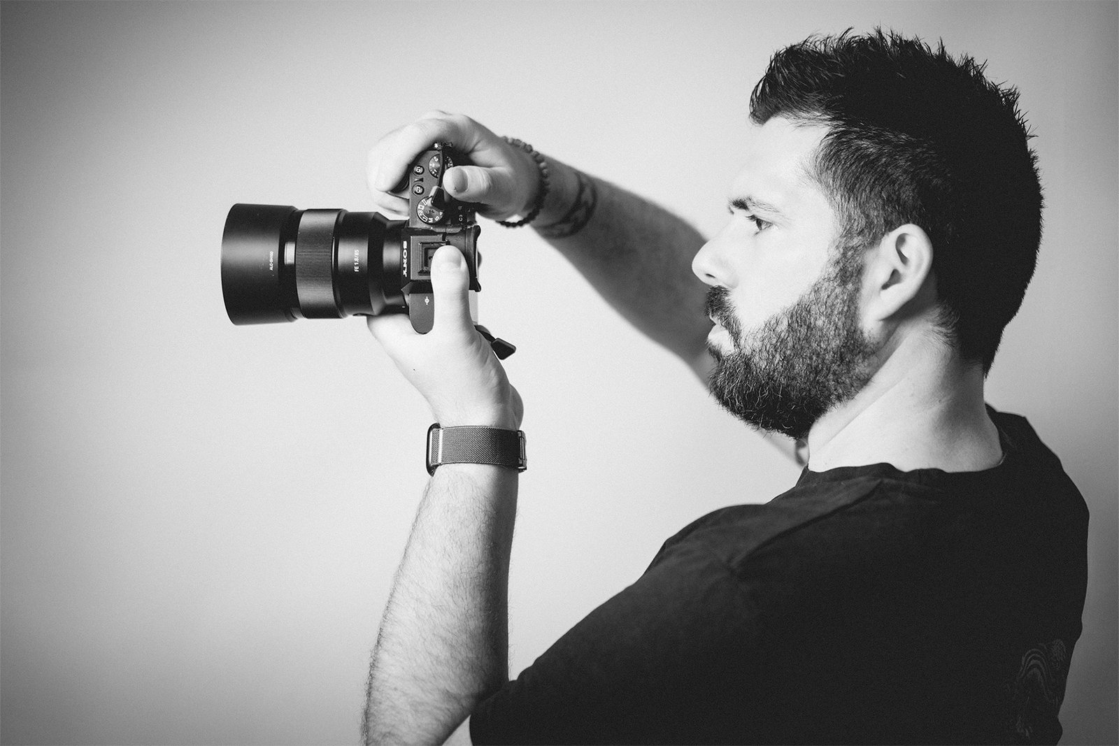 Autoportrait noir et blanc de Cyril Steau de profil, photographe à Paris, avec son appareil photo Sony