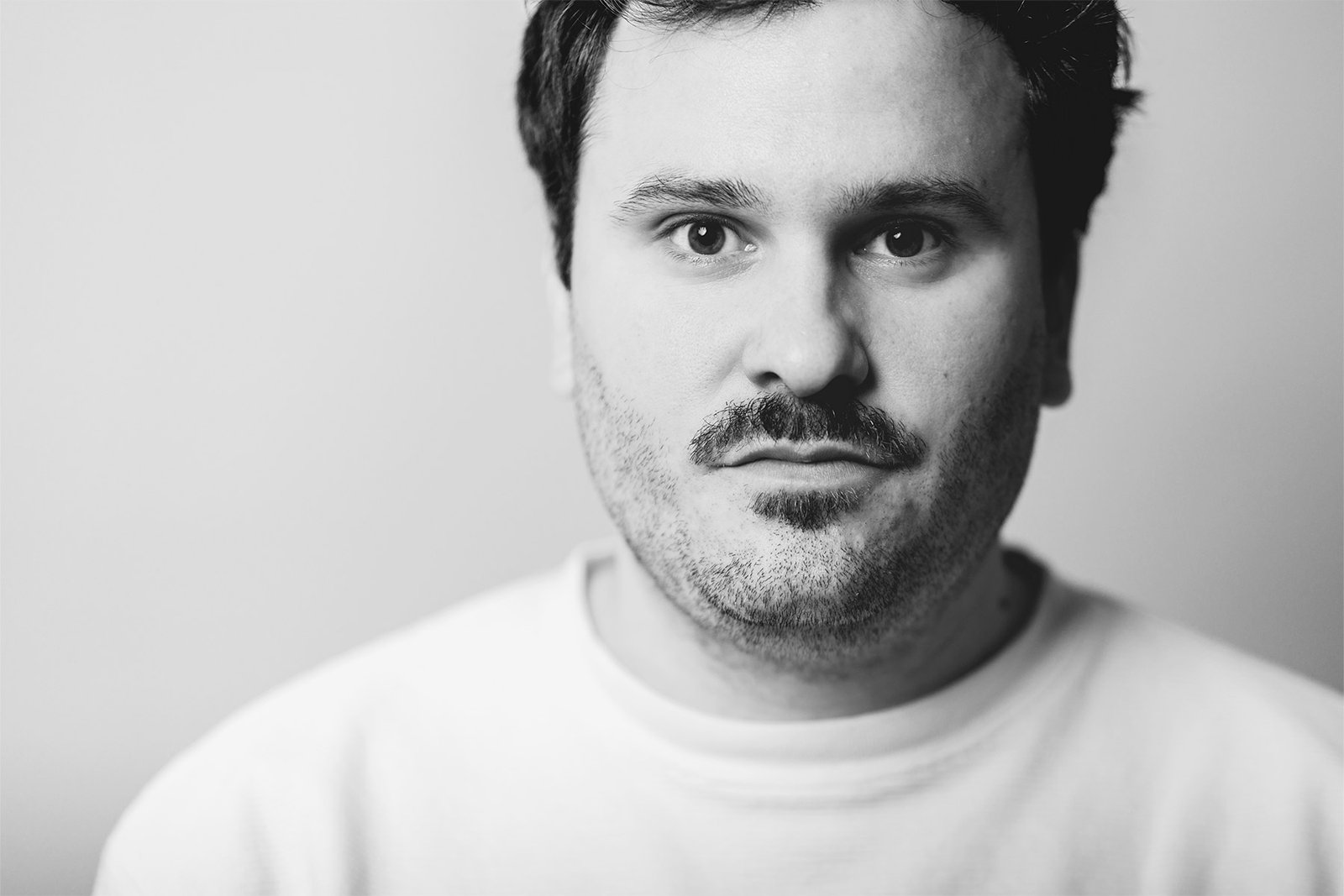 Portrait d'homme noir et blanc regard caméra Book comédien Cyril Steau