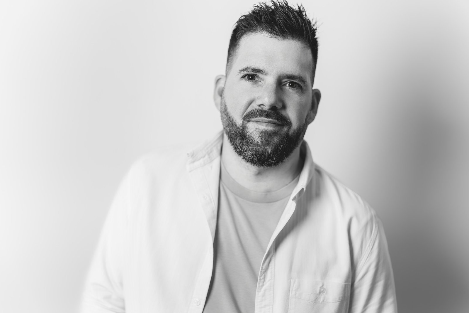 Portrait noir et blanc de Cyril Steau, photographe mariage à Paris