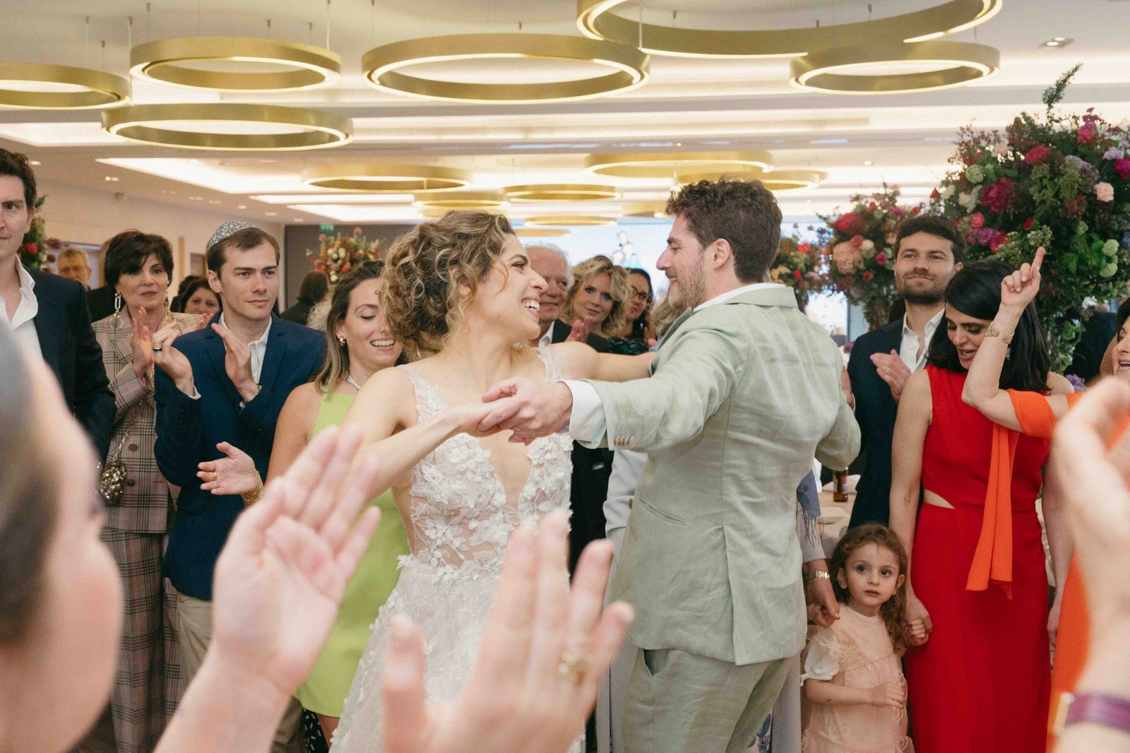 Première danse des mariés sur la piste entourés des invités qui applaudissent, photographe mariage Paris Cyril Steau