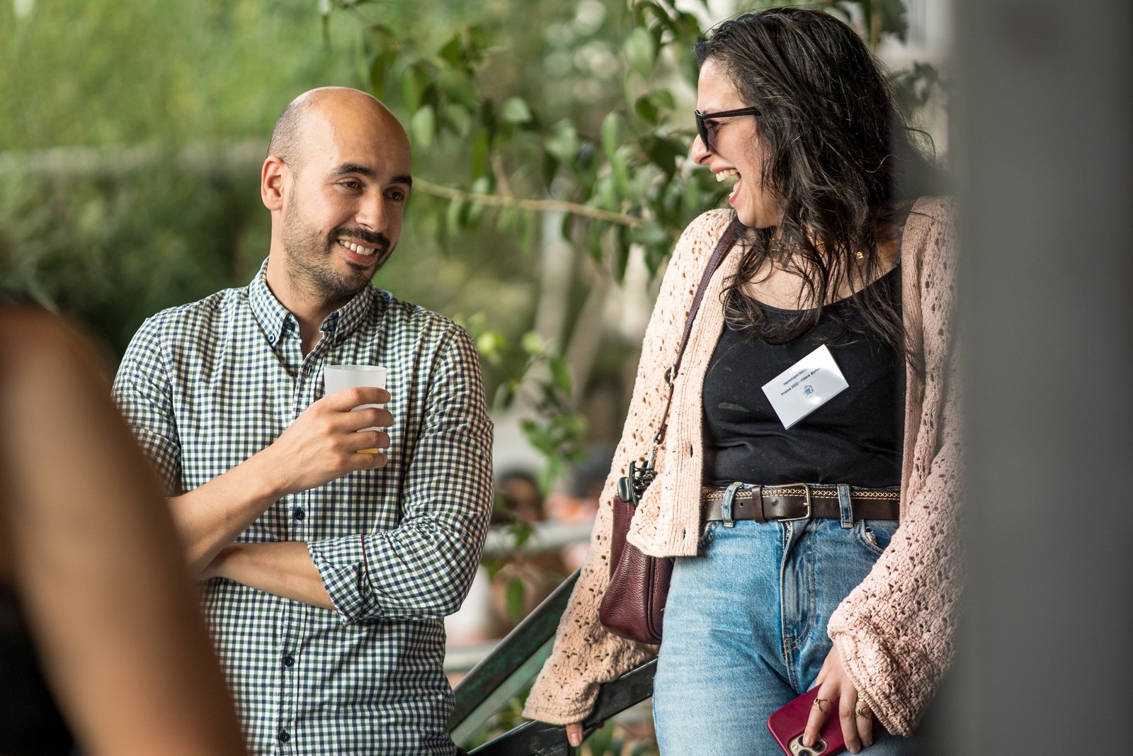 Échange convivial entre deux participants lors d'un événement professionnel, photographe événementiel Cyril Steau